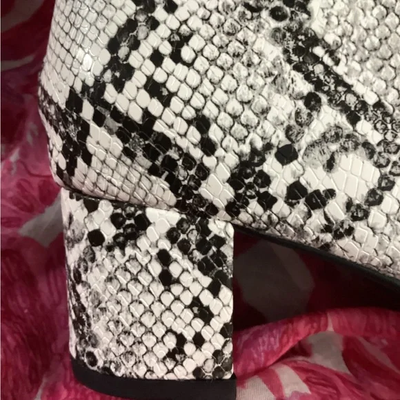 Black & White Snakeskin Pattern Heeled Boots Various Sizes - Picture 4 of 10
